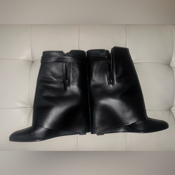 Givenchy Shark Lock ankle boots in leather - Picture 5 of 12